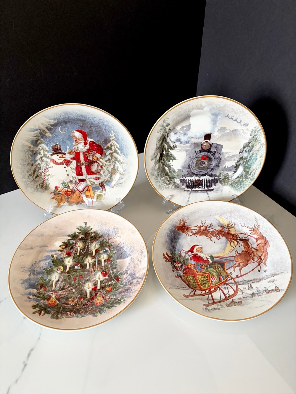 SET of 4 Nostalgic Santa Salad Plates by Pottery Barn